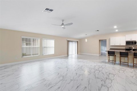 House in FREEDOM CROSSINGS PRESERVE

 in Ocala, Florida 4 bedrooms, 241.36 sq.m. № 1532345 - photo 4