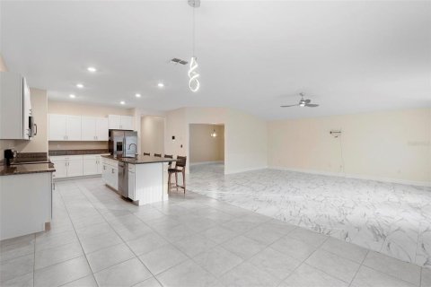 House in FREEDOM CROSSINGS PRESERVE

 in Ocala, Florida 4 bedrooms, 241.36 sq.m. № 1532345 - photo 9