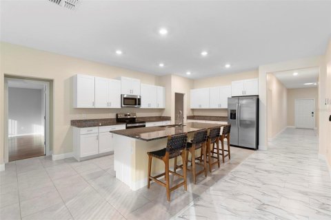 House in FREEDOM CROSSINGS PRESERVE

 in Ocala, Florida 4 bedrooms, 241.36 sq.m. № 1532345 - photo 5