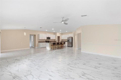 House in FREEDOM CROSSINGS PRESERVE

 in Ocala, Florida 4 bedrooms, 241.36 sq.m. № 1532345 - photo 3