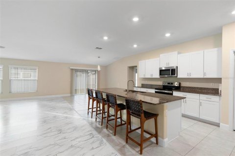 House in FREEDOM CROSSINGS PRESERVE

 in Ocala, Florida 4 bedrooms, 241.36 sq.m. № 1532345 - photo 6