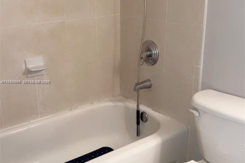 Condo in Doral, Florida, 1 bedroom № 2087091 - photo 5