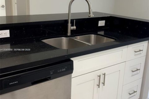 Condo in Doral, Florida, 1 bedroom № 2087091 - photo 2
