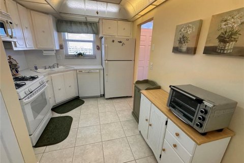 Condo in Gulfport, Florida, 2 bedrooms № 2166306 - photo 7