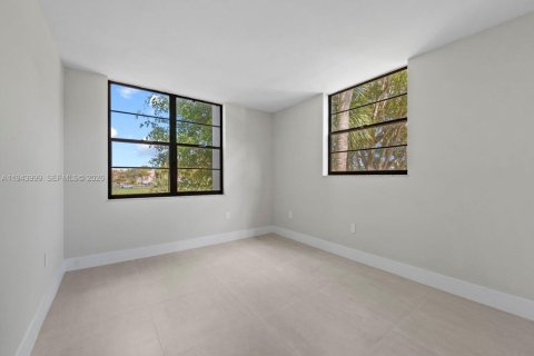 Condo in Miami, Florida, 2 bedrooms  № 2001565 - photo 15