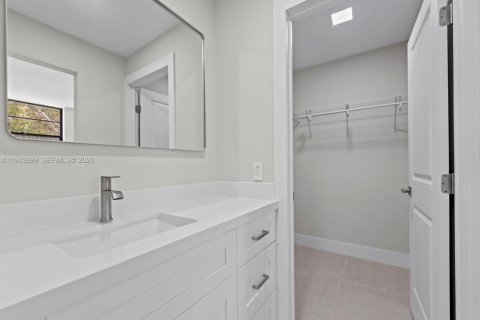 Condo in Miami, Florida, 2 bedrooms  № 2001565 - photo 17