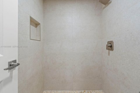 Condo in Miami, Florida, 2 bedrooms  № 2001565 - photo 20