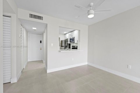 Condo in Miami, Florida, 2 bedrooms  № 2001565 - photo 5