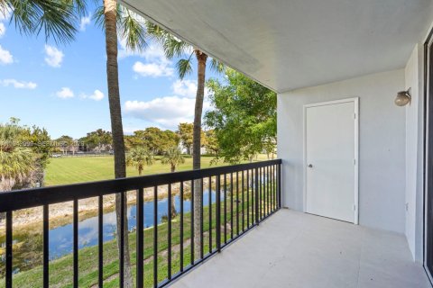 Condo in Miami, Florida, 2 bedrooms  № 2001565 - photo 23