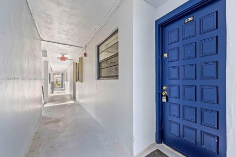 Condo in Miami, Florida, 2 bedrooms  № 2001565 - photo 26