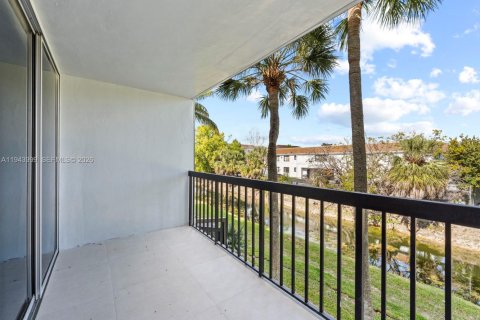 Condo in Miami, Florida, 2 bedrooms  № 2001565 - photo 24