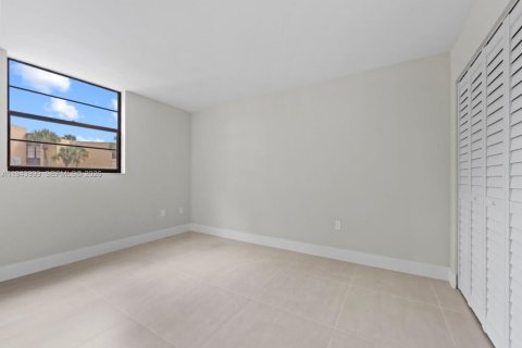 Condo in Miami, Florida, 2 bedrooms  № 2001565 - photo 11