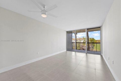 Condo in Miami, Florida, 2 bedrooms  № 2001565 - photo 6