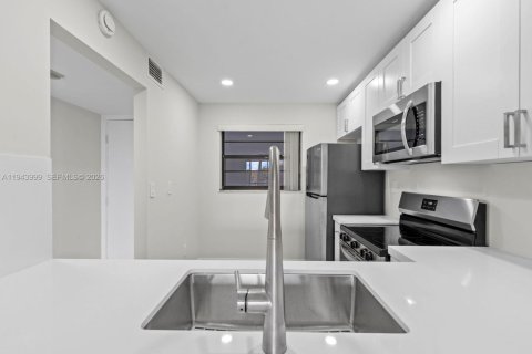Condo in Miami, Florida, 2 bedrooms  № 2001565 - photo 4