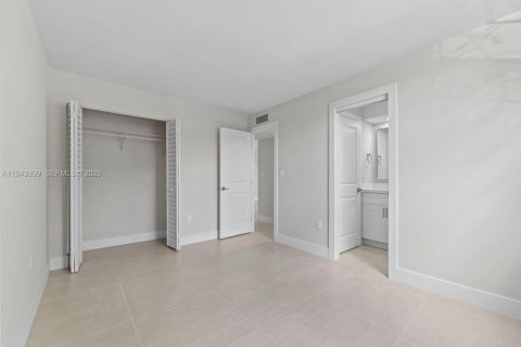 Condo in Miami, Florida, 2 bedrooms  № 2001565 - photo 12