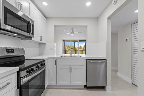 Condo in Miami, Florida, 2 bedrooms  № 2001565 - photo 2