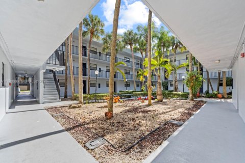 Condo in Miami, Florida, 2 bedrooms  № 2001565 - photo 27