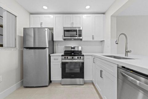 Condo in Miami, Florida, 2 bedrooms  № 2001565