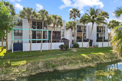 Condo in Miami, Florida, 2 bedrooms  № 2001565 - photo 29
