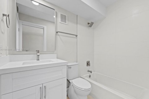 Condo in Miami, Florida, 2 bedrooms  № 2001565 - photo 13
