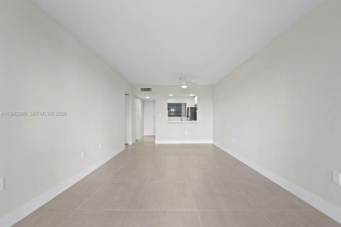 Condo in Miami, Florida, 2 bedrooms  № 2001565 - photo 10