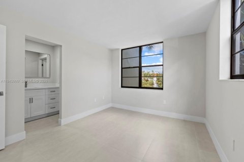 Condo in Miami, Florida, 2 bedrooms  № 2001565 - photo 16