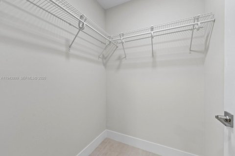 Condo in Miami, Florida, 2 bedrooms  № 2001565 - photo 18