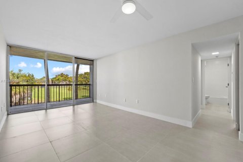 Condo in Miami, Florida, 2 bedrooms  № 2001565 - photo 8