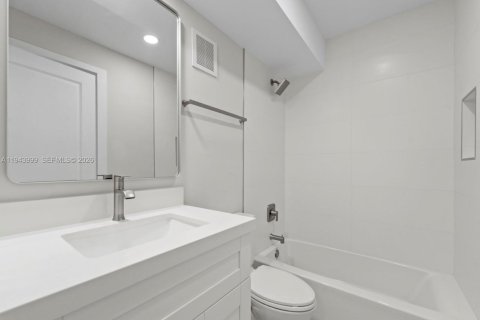 Condo in Miami, Florida, 2 bedrooms  № 2001565 - photo 14