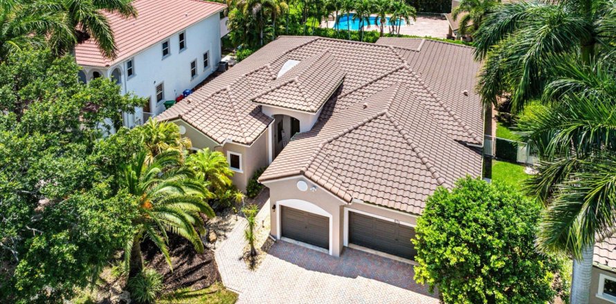 House in Coral Springs, Florida 5 bedrooms, 280.56 sq.m. № 2186600