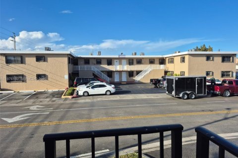 Commercial property in Hialeah, Florida № 2042638