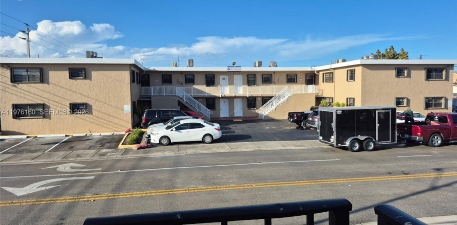 Commercial property in Hialeah, Florida № 2042638