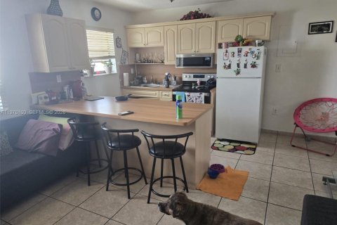 Commercial property in Hialeah, Florida № 2042638 - photo 11