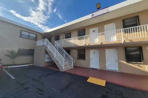 Commercial property in Hialeah, Florida № 2042638 - photo 2