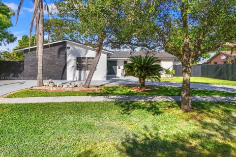 Casa en venta en Cutler Bay, Florida, 4 dormitorios, 181.81 m2 № 1937756 - foto 4