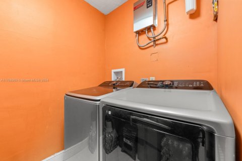 Casa en venta en Cutler Bay, Florida, 4 dormitorios, 181.81 m2 № 1937756 - foto 29