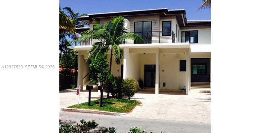 Townhouse in Key Biscayne, Florida 4 bedrooms, 359.9 sq.m. № 2257681