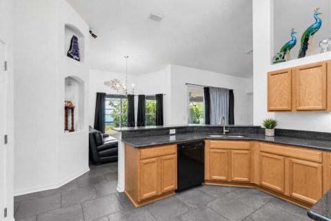 House in Spring Hill, Florida 3 bedrooms, 186.08 sq.m. № 2218336 - photo 8