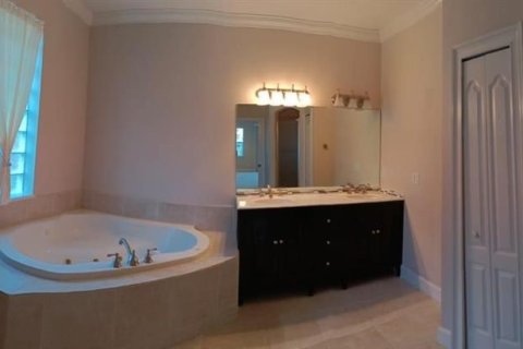 House in Clermont, Florida 3 bedrooms, 230.03 sq.m. № 1903447 - photo 8