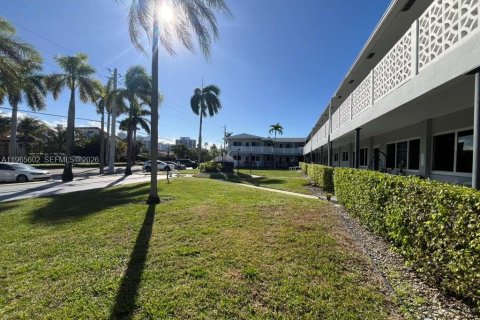 Condo in Hallandale Beach, Florida, 1 bedroom  № 2081221