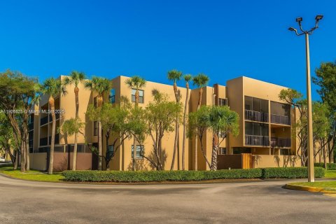 Condo in Miami, Florida, 2 bedrooms  № 1975284 - photo 2