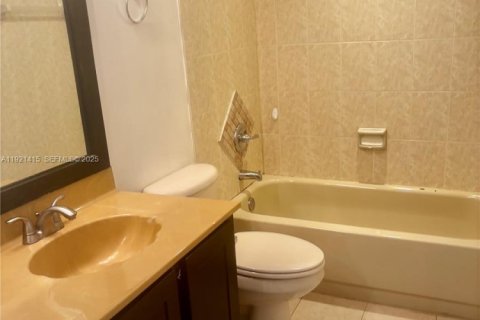 Condo in Miami, Florida, 2 bedrooms  № 1975284 - photo 13