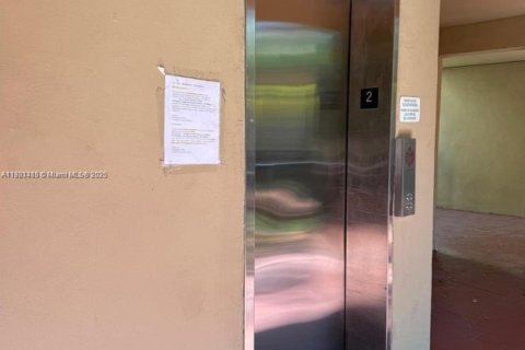 Condo in Miami, Florida, 2 bedrooms  № 1975284 - photo 4