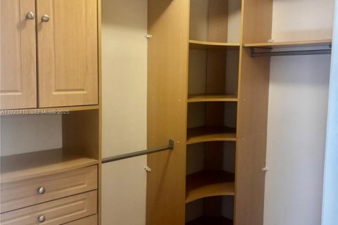 Condo in Miami, Florida, 2 bedrooms  № 1975284 - photo 9