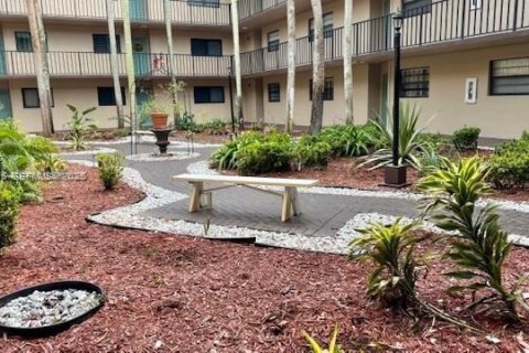 Condo in Miami, Florida, 2 bedrooms  № 1975284 - photo 15