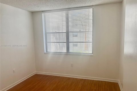Condo in Miami, Florida, 2 bedrooms  № 1975284 - photo 11