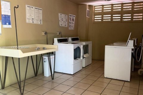 Condo in Miami, Florida, 2 bedrooms  № 1975284 - photo 6