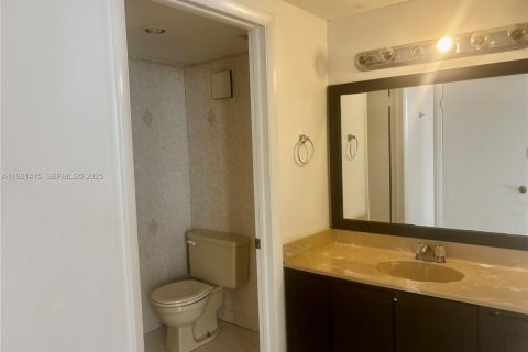 Condo in Miami, Florida, 2 bedrooms  № 1975284 - photo 10