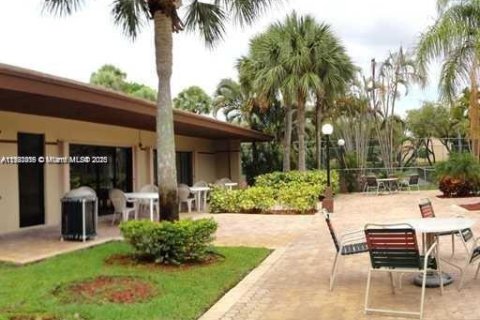 Condo in Miami, Florida, 2 bedrooms  № 1975284 - photo 5