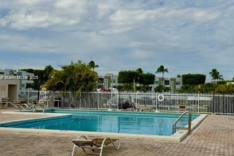 Condo in Miami, Florida, 2 bedrooms  № 1975284 - photo 7